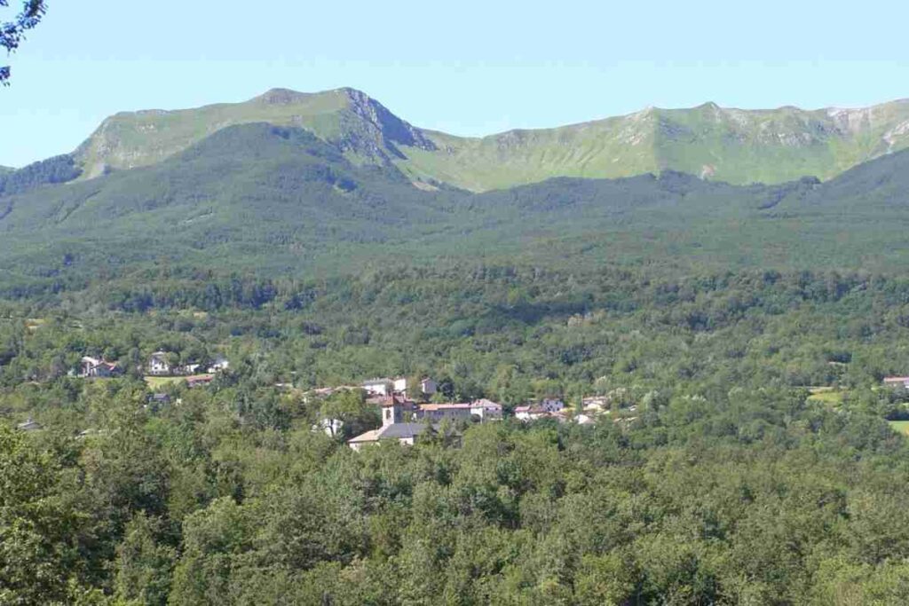 Chiesa di Asta, Case Bagatti, Case Balocchi e il Monte Ravino.