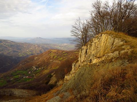 Val d'Asta e Pietra di Bismantova dalla Penna di Novellano.