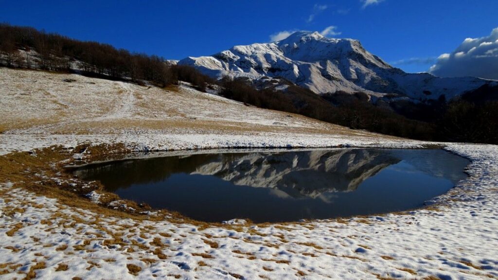 Il Cusna dai Prati di Sara si specchia nel piccolo Lago del Caricatore