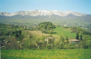 La Val d'Asta conserva gelosamente un tesoro ancora tutto da scoprire. (foto del Monte Cusna visto dalla Val d'Asta)