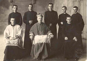Don Enzo Boni Baldoni seduto alla sinistra del vescovo
