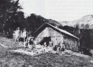 Prigionieri ungheresi davanti alla capanna dedicata al Capitano Albino Candoni – Archivio Fioroni