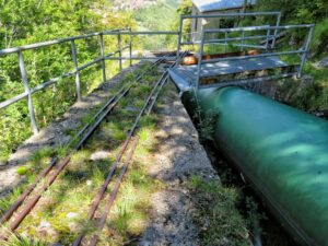La condotta forzata affiancata dalla ferrovia a cremagliera Foto di Rosa Palumbo - 2018