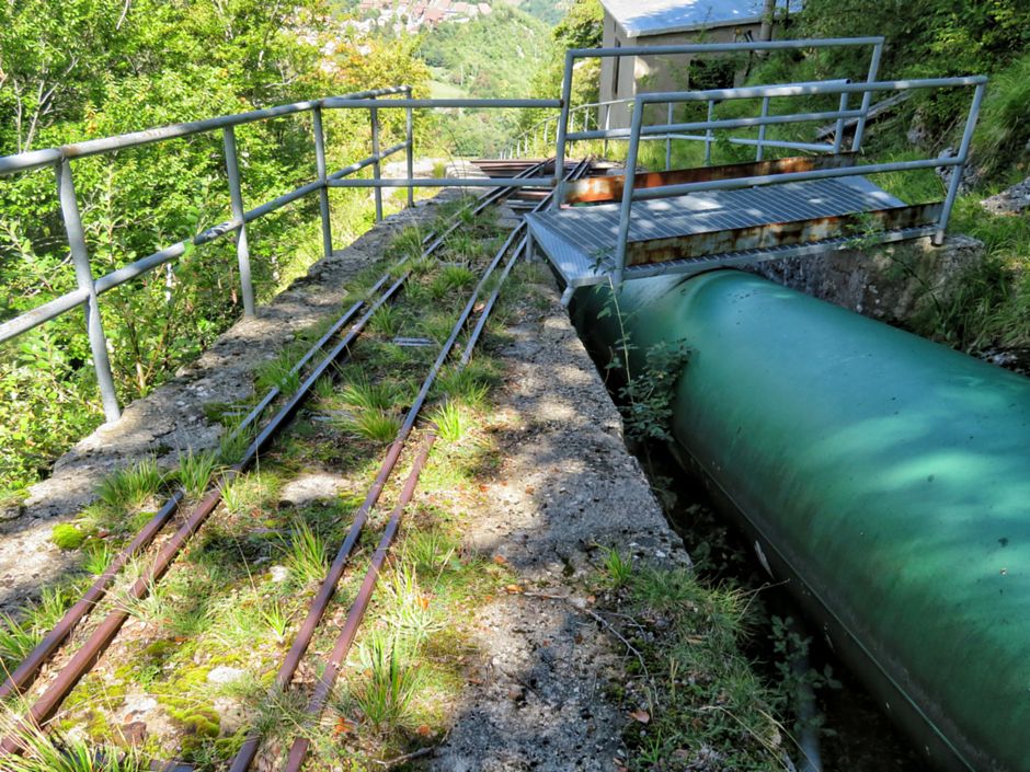 La condotta forzata affiancata dalla ferrovia a cremagliera Foto di Rosa Palumbo - 2018