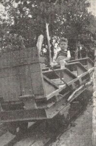 Carrello che dalla centrale di Ligonchio sale a Tarlanda – Anni '50. Immagine tratta dal libro “Scarponi sull'Appennino” di Demos Galaverni.
