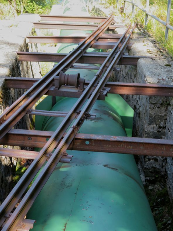 La condotta forzata affiancata dalla ferrovia a cremagliera Foto di Rosa Palumbo - 2018