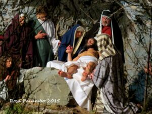 QUATTORDICESIMA STAZIONE - Gesù deposto nel sepolcro.