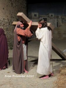 QUINTA STAZIONE - Gesù viene aiutato dal Cireneo.