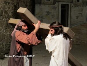 QUINTA STAZIONE - Gesù viene aiutato dal Cireneo.