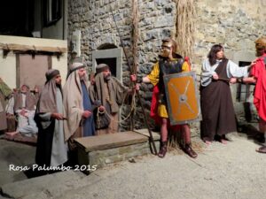 QUINTA STAZIONE - Gesù viene aiutato dal Cireneo.