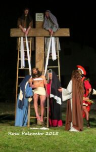 TREDICESIMA STAZIONE - Gesù viene deposto dalla croce.