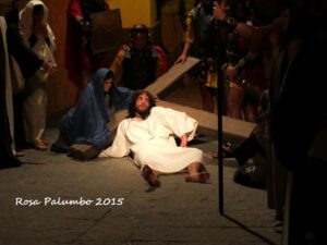 TERZA STAZIONE - Gesù cade la prima volta.