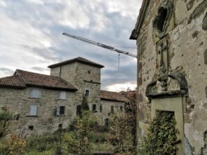 Il borgo di Saccheggiana con l'oratorio.