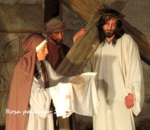 SESTA STAZIONE - Gesù viene asciugato dalla Veronica.