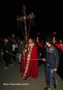 La processione ha inizio.