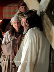 SESTA STAZIONE - Gesù viene asciugato dalla Veronica.