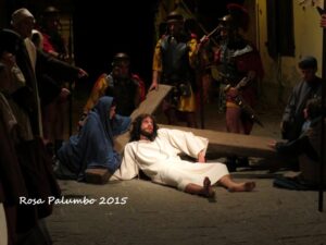 TERZA STAZIONE - Gesù cade la prima volta.