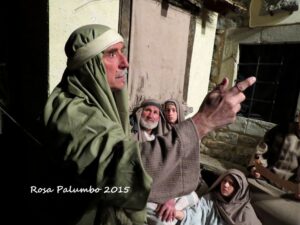 QUINTA STAZIONE - Gesù viene aiutato dal Cireneo.