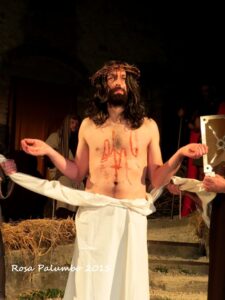 DECIMA STAZIONE - Gesù viene spogliato delle sue vesti.
