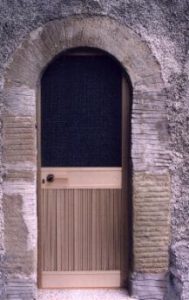 Porta ad arco di arenaria