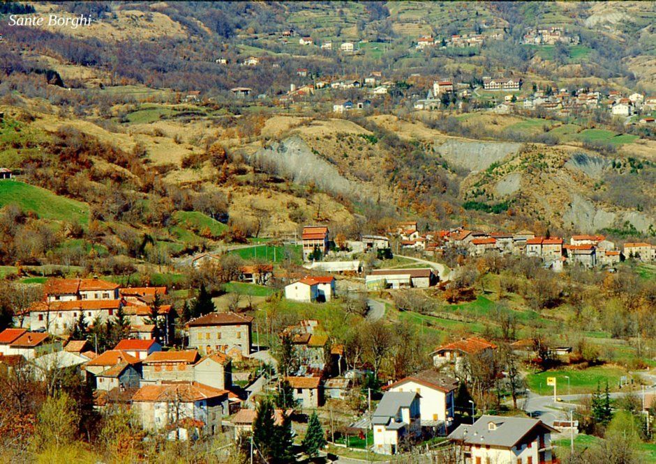 Paesi della Val D'asta . In primo piano Case Balocchi , Campo Grande , Riparotonda , Febbio , Ronco Pianigi , Foto scattata una decina di anni fa , dal PARADISO , cosi si chiama la parte alta vicino a Pian del monte