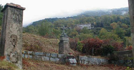 La tomba nel cimitero di Cozzano in Corsica