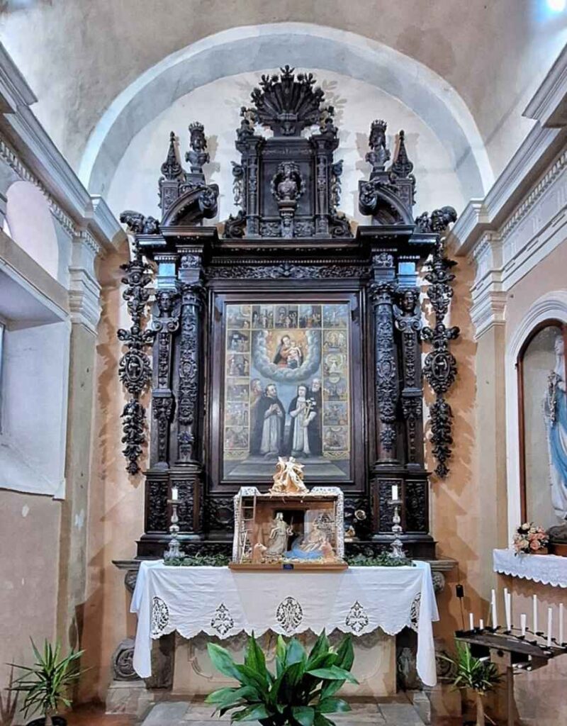Corneto, chiesa di San Martino. L’altare in legno intagliato, pregiata opera dei Ceccati (Foto Rosa Palumbo).